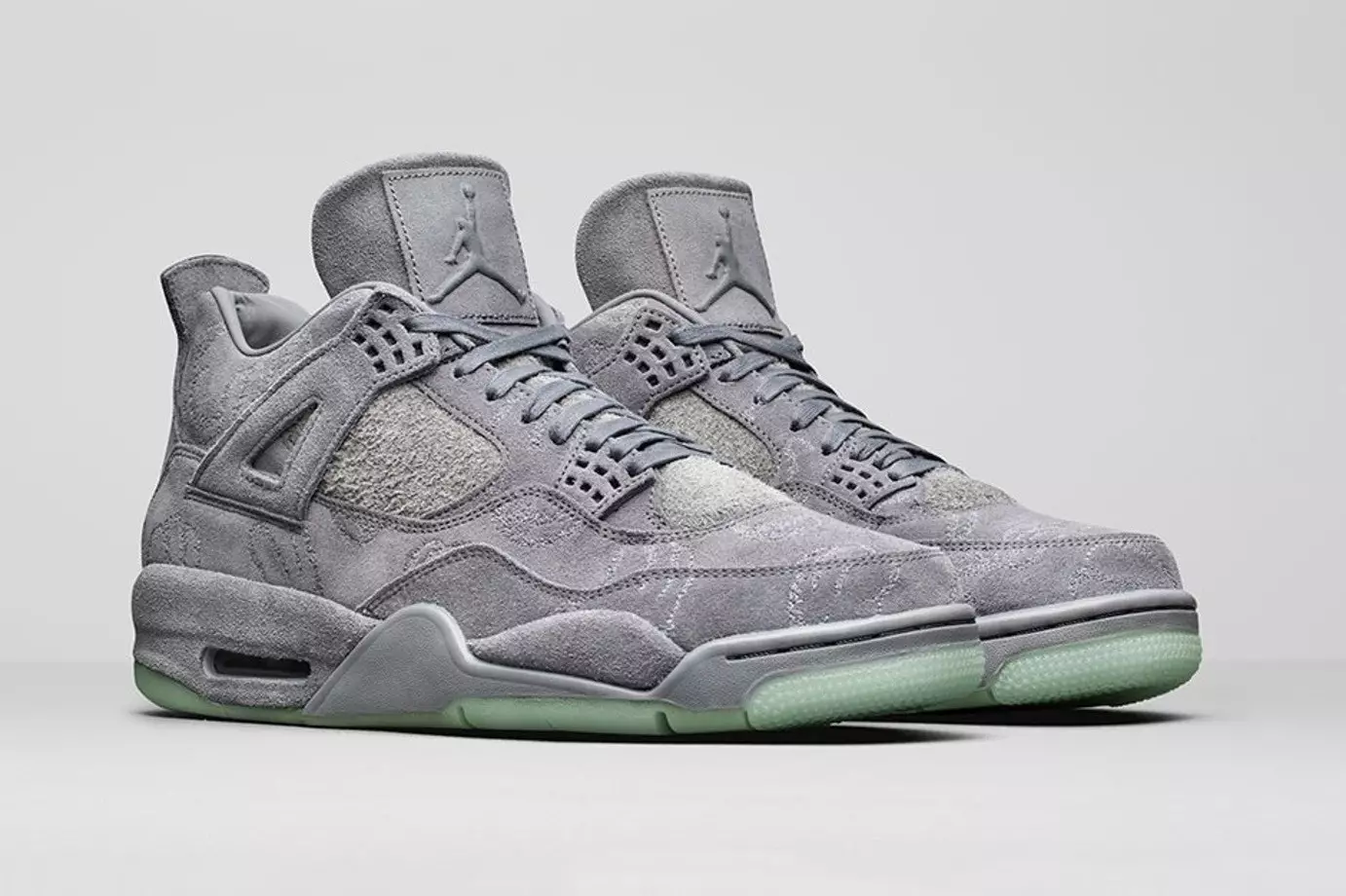 Reģistrējieties KAWS x Air Jordan 4 tiešsaistē jau rīt