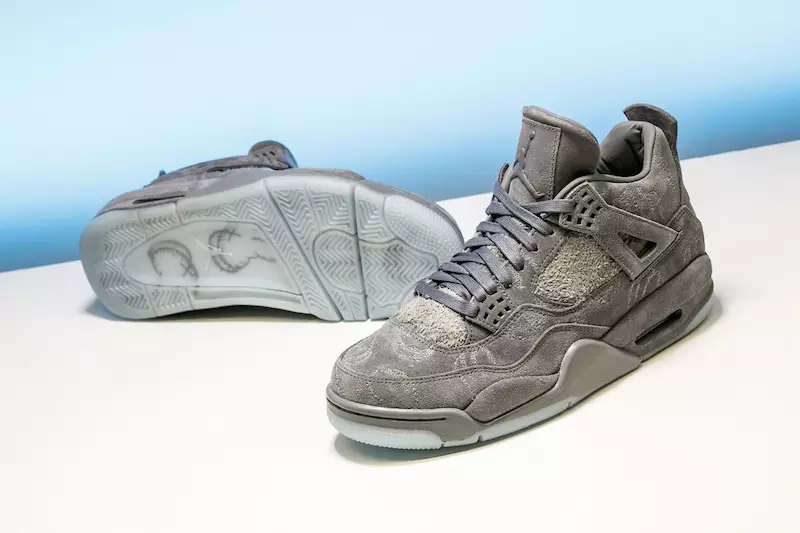 Air Jordan 4 Retro KAWS Kelabu Putih 930155-003