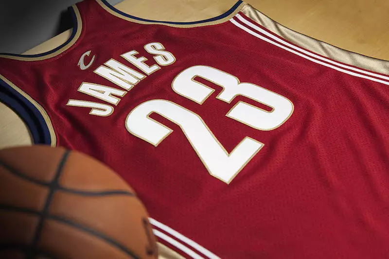 Mitchell & Ness ag Athscaoileadh Geirsí Rookie LeBron James