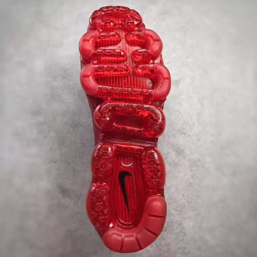 CLOT Nike VaporMax पूरी तरह से Red Nike Air VaporMax की शुरुआत करेगा। क्लॉट ब्रांडिंग VaporMax की जीभ पर ब्लैक डिटेलिंग के साथ दिखाई देती है। एक रिलीज की तारीख निर्धारित है