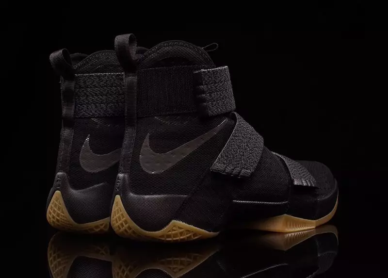 LeBron Soldier 10 Black Gummi