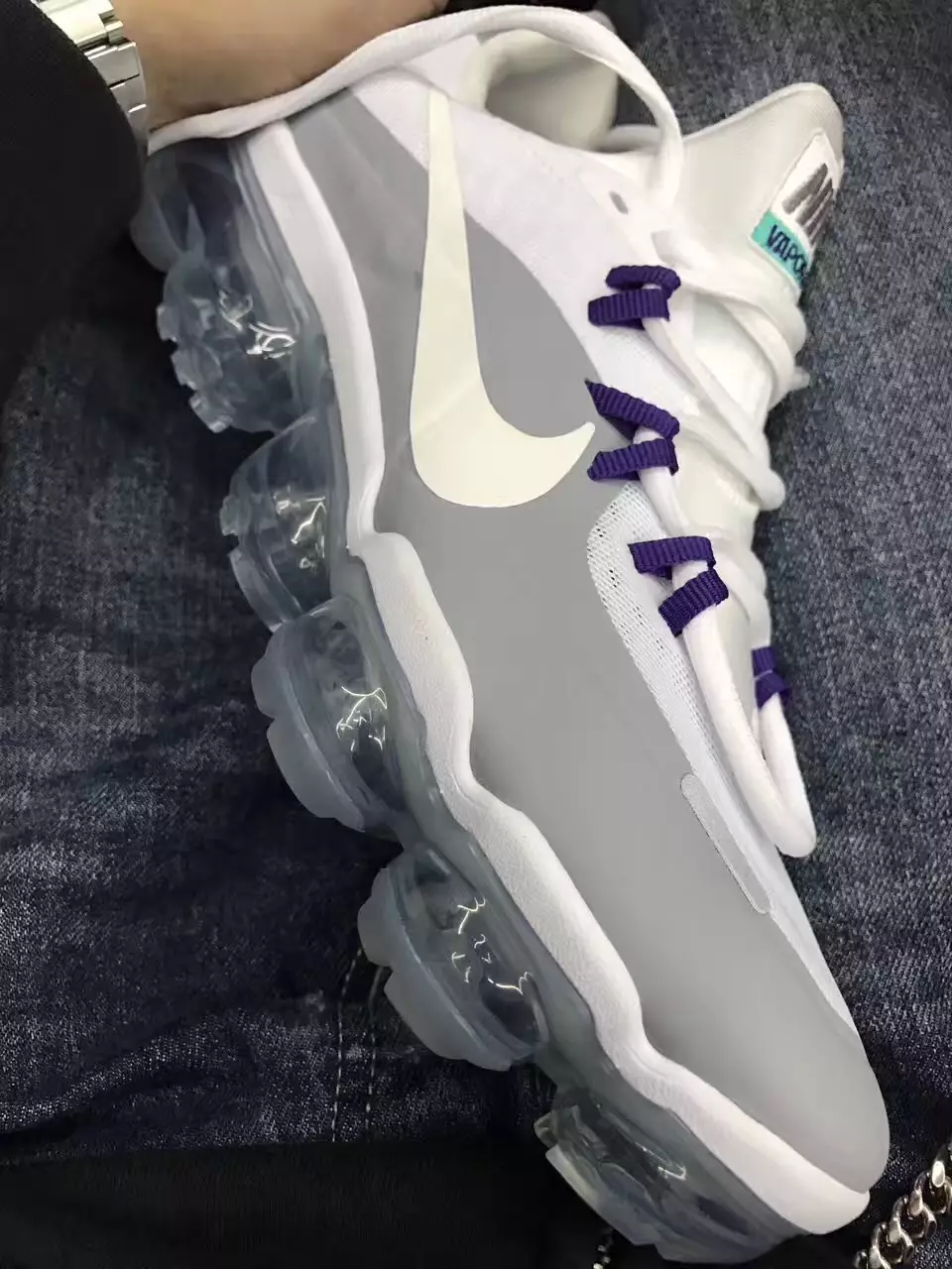 Намунаи тренери Nike Air VaporMax