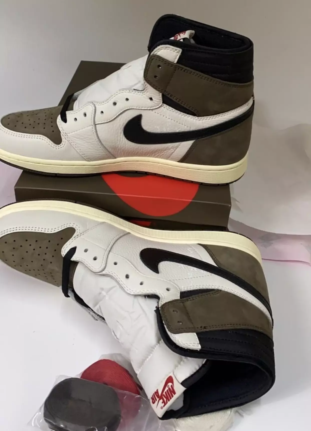 Travis Scott Air Jordan 1 Información de versión inversa alternativa