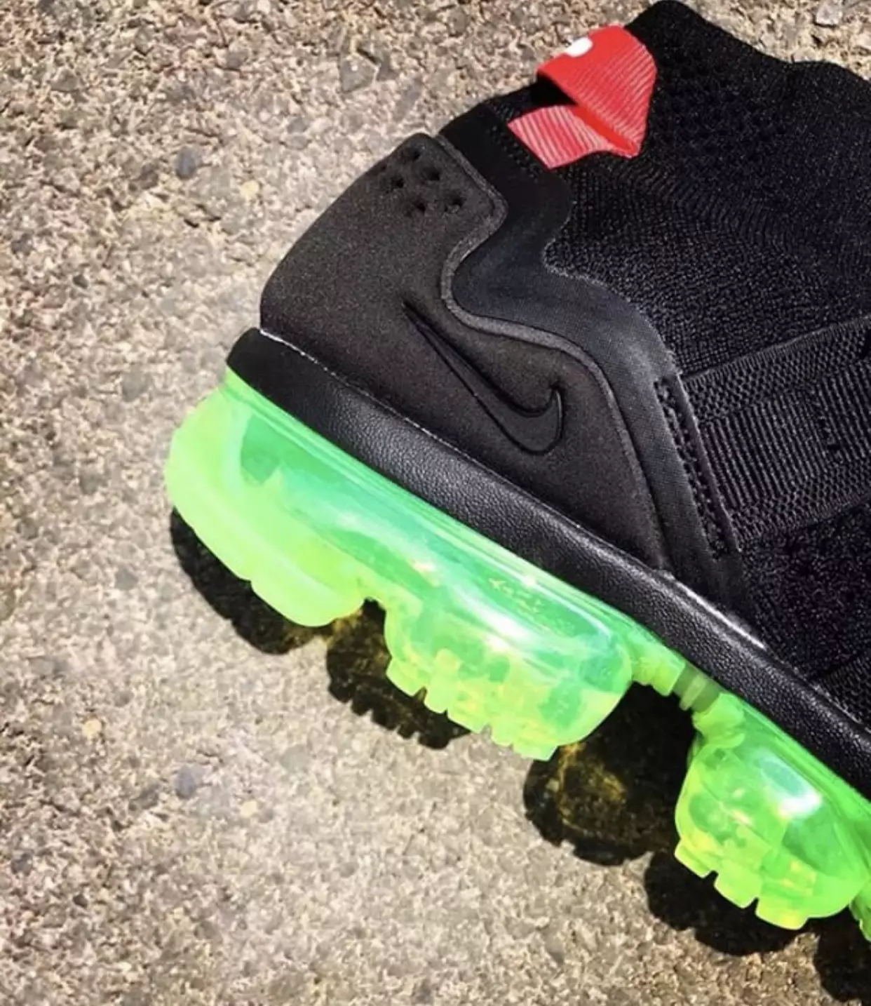 Nike Air VaporMax утилитаҳои сиёҳи неон