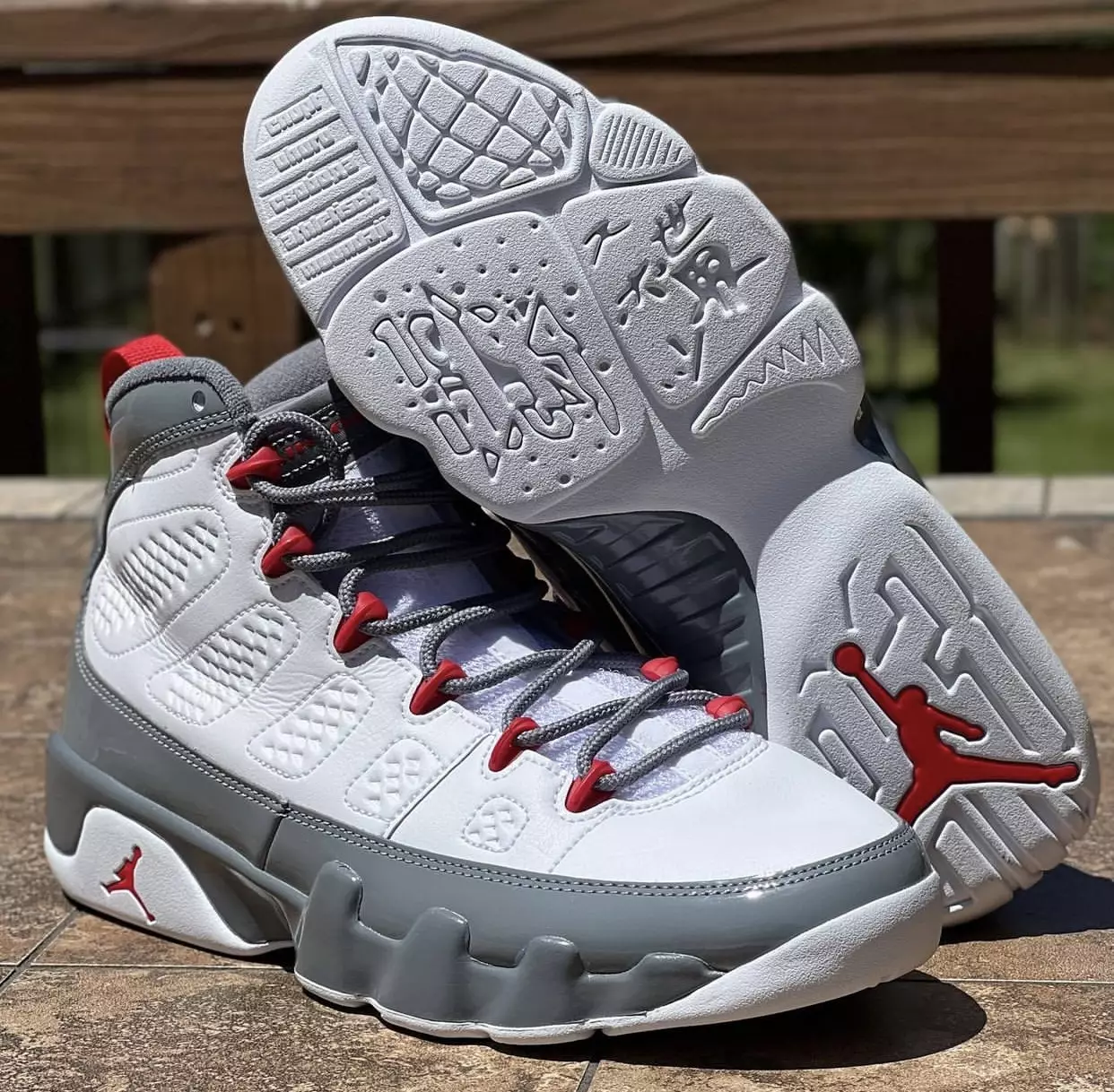 די מעלדונג טאָג פון Air Jordan 9 Fire Red CT8019-162