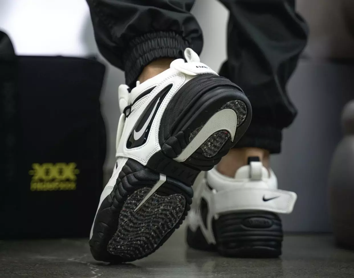 AMBUSH Nike Air Adjust Force לבן שחור על הרגליים