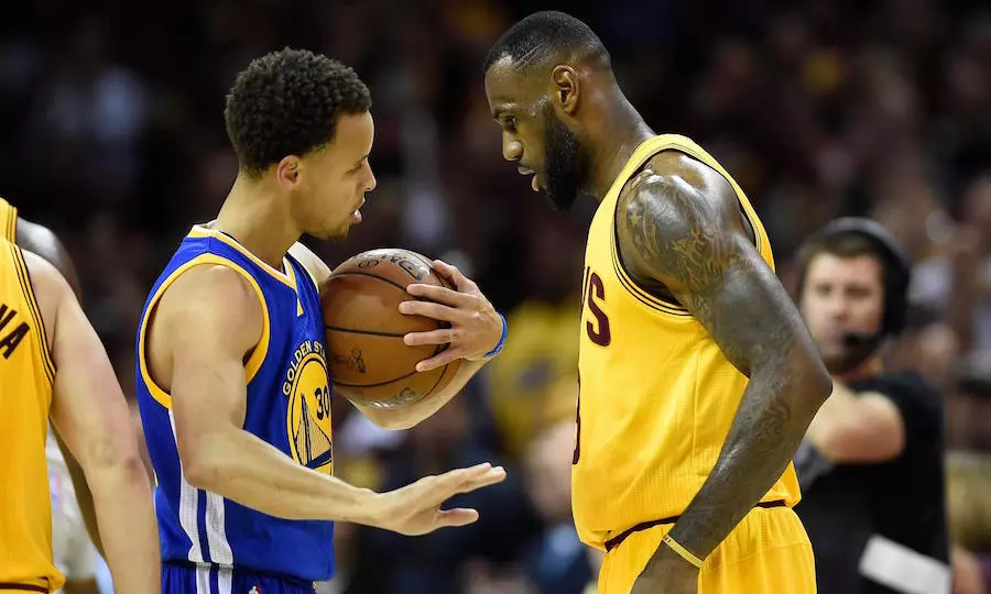 Steph Curry parduos daugiau batų nei LeBronas, Kobe, KD ir Kryie 26265_1