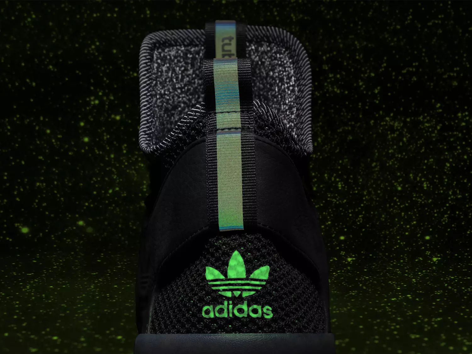 Adidas Primeknit светятся в темноте