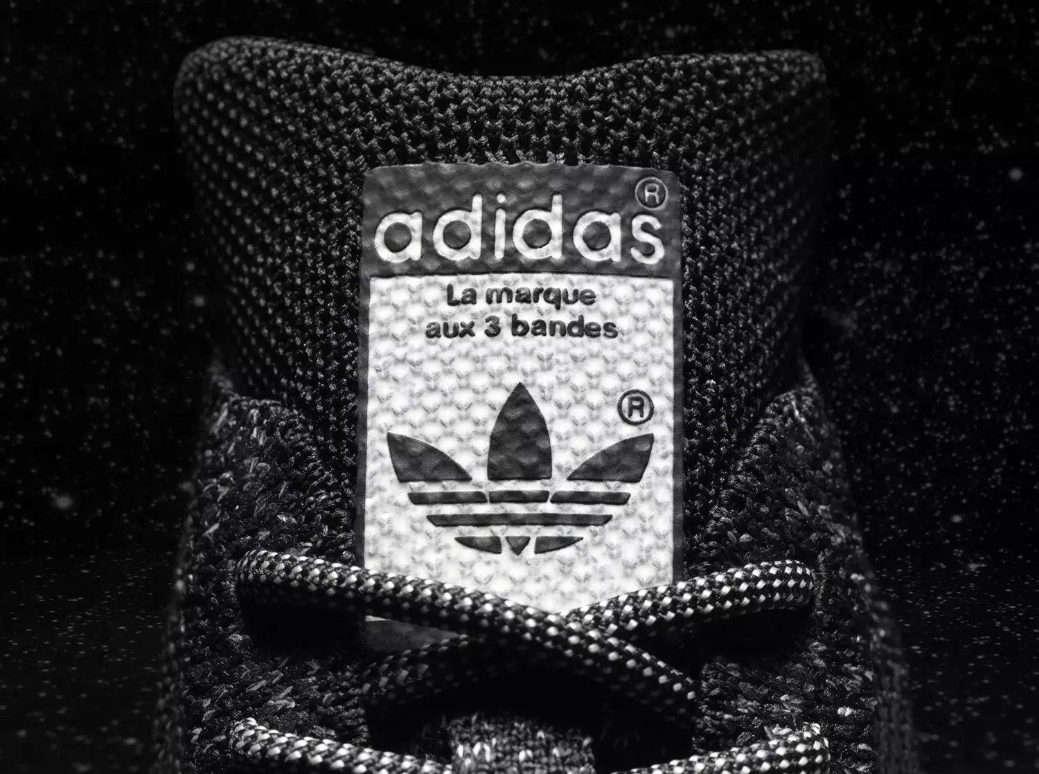 adidas Primeknit brille dans le noir