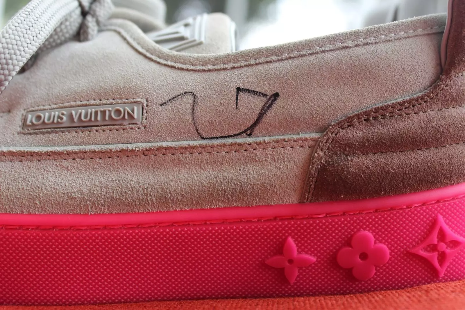 Niños vendiendo a Kanye West firmado Louis Vuitton Hudson