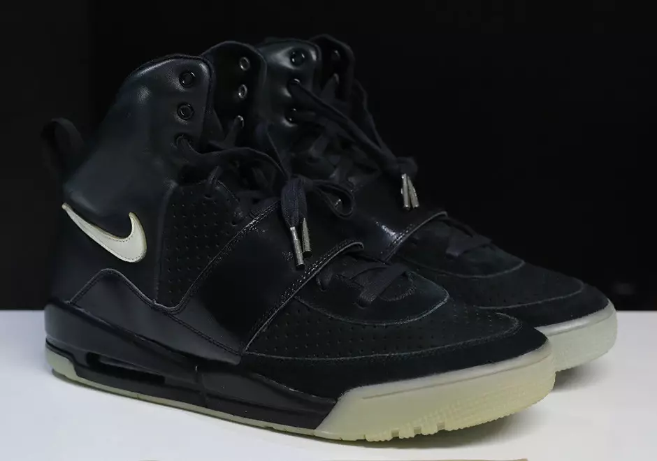 Eșantion rar Nike Air Yeezy Black Glow de 65.000 USD eBay