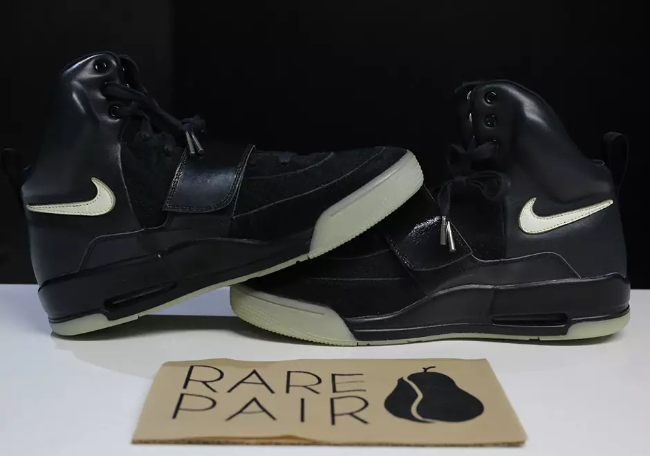 Contoh Nike Air Yeezy Black Glow Rare $65K eBay