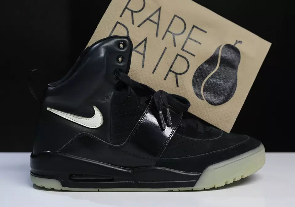 Σπάνιο δείγμα Nike Air Yeezy Black Glow eBay 65.000 $