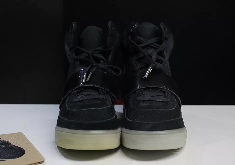 იშვიათი Nike Air Yeezy Black Glow ნიმუში $65K eBay