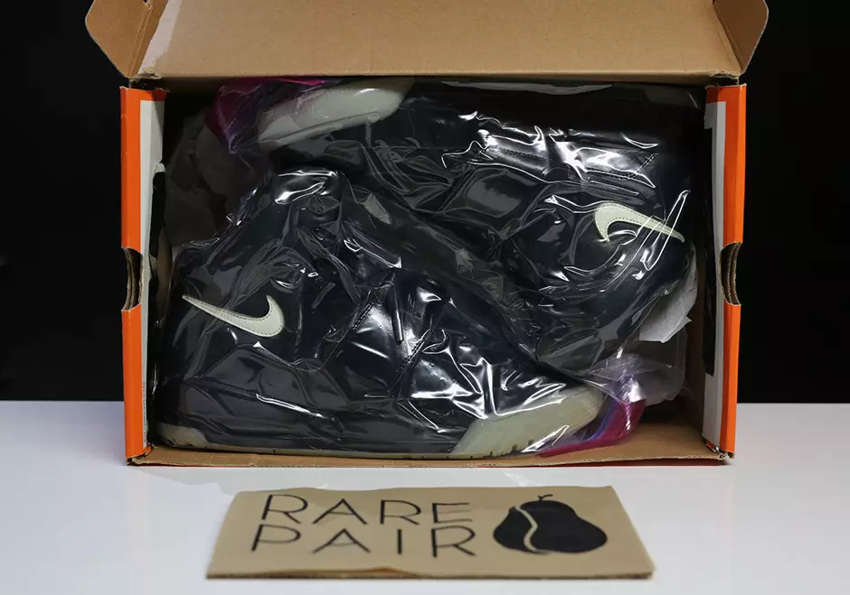 Mostra rara Nike Air Yeezy Black Glow de 65.000 dòlars eBay