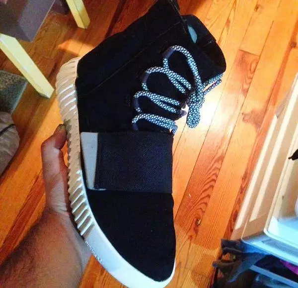 Ким К Поддельные Черные Yeezys