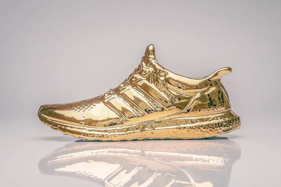 adidas Ultra Boost gouden sculpturen