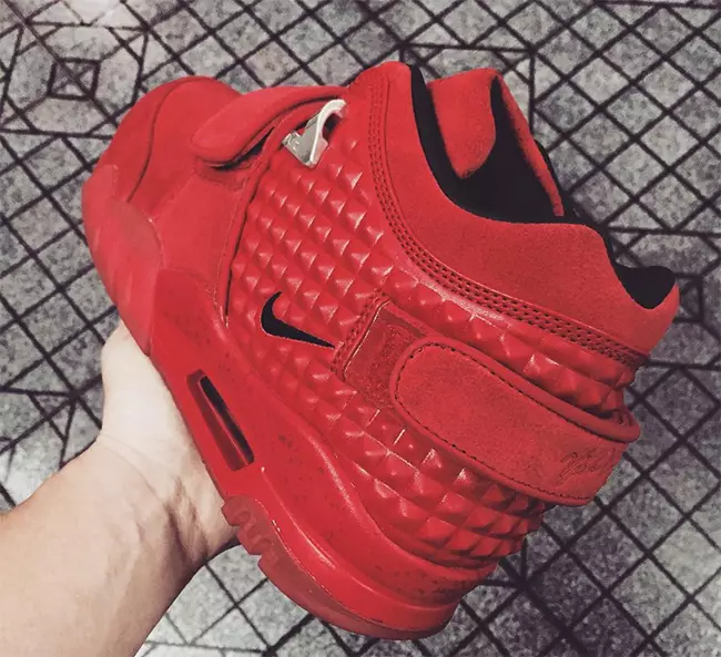 Jurulatih Udara Nike Cruz Red Oktober