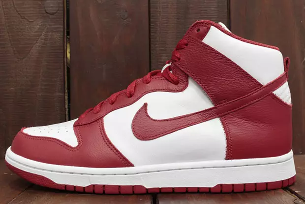 Nike Dunk High Sigues fidel a la teva escola