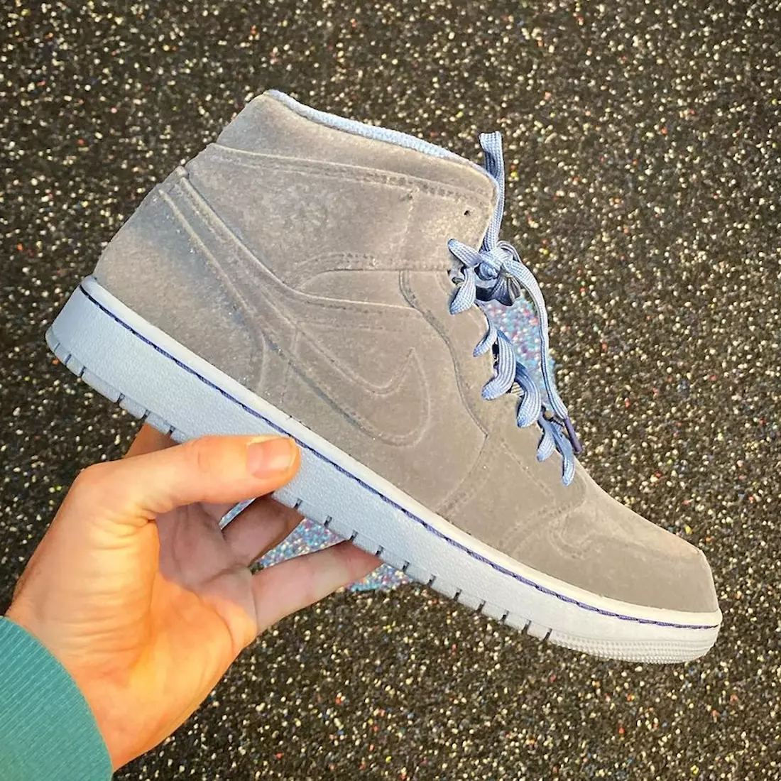 Pigalle Air Jordan 1 מיטן סאַמעט ריליס טאָג