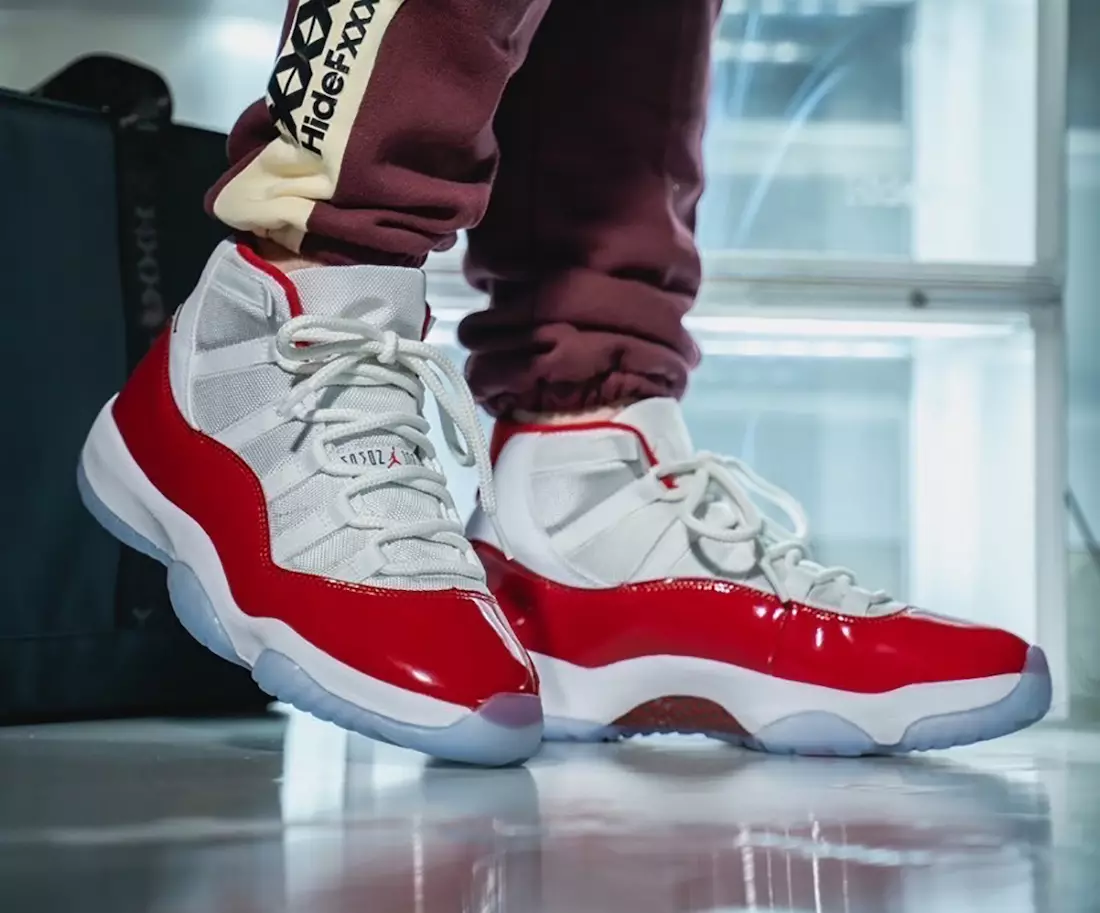 Air Jordan 11 Cherry Varsity Red CT8012-116 Oyoqlarda