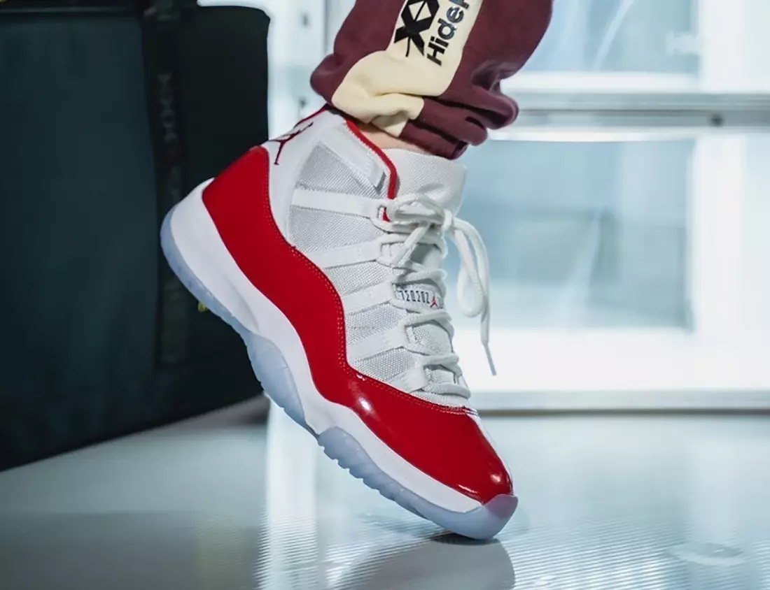 Air Jordan 11 קאַרש וואַרסיטי רויט CT8012-116 אויף-פֿיס