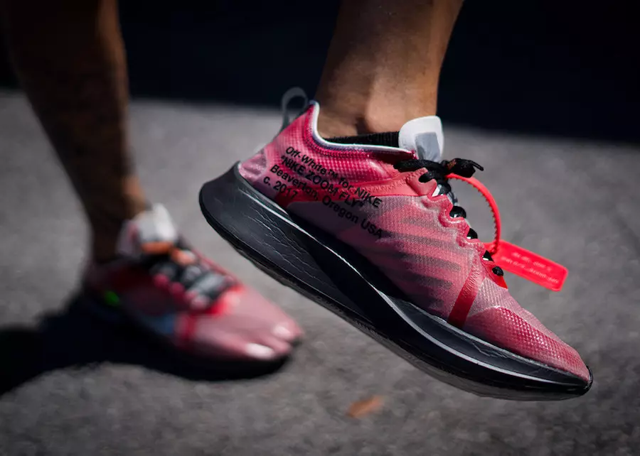 Црвениот примерок од бел Nike Zoom Fly