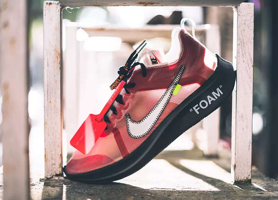 Nedaudz balts Nike Zoom Fly Red paraugs