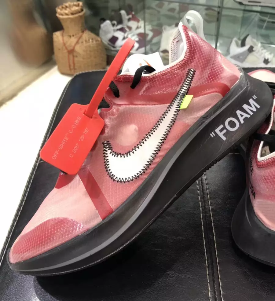 Törtfehér Nike Zoom Fly SP promóciós minta