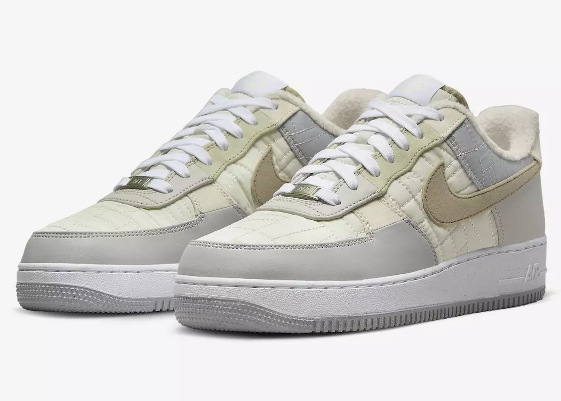 Dës Nike Air Force 1 kënnt mat gesteppten Uewer- a Fleece-Féierung