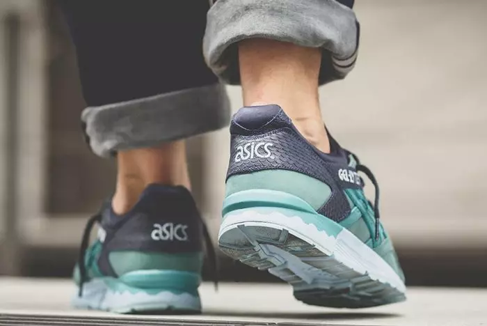 ASICS Gel Lyte V Kingfisher ոտքերի վրա