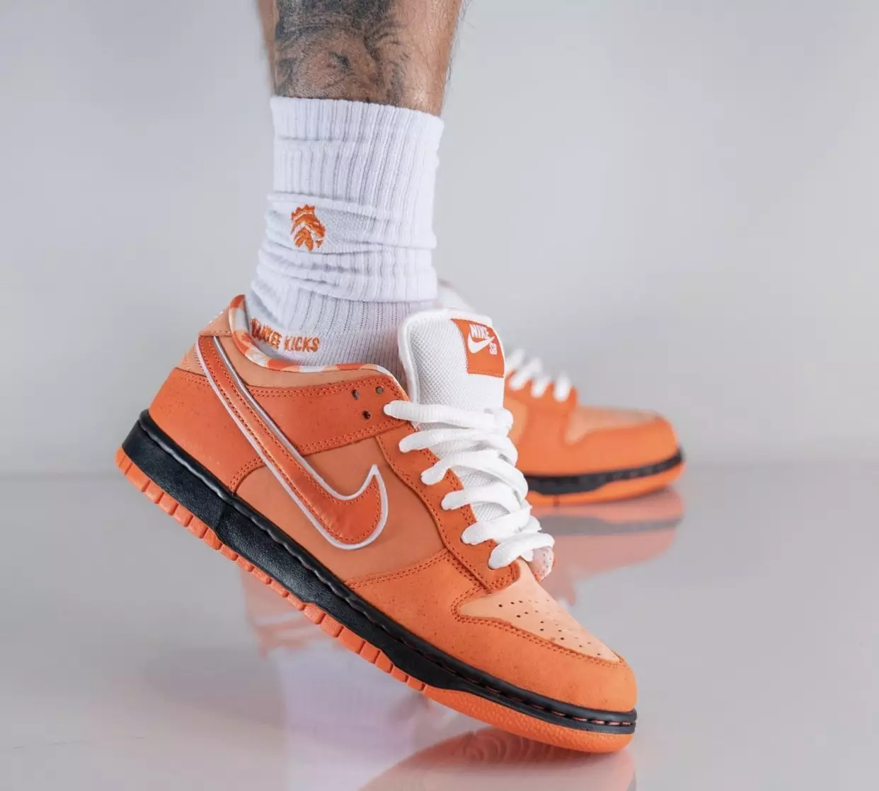 קאָנסעפּץ Nike SB Dunk Low Orange Lobster FD8776-800 מעלדונג טאָג אויף די פֿיס