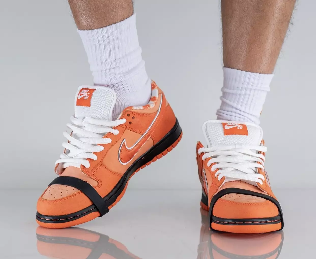 Concepts Nike SB Dunk Low Orange Lobster FD8776-800 Releasedatum op de voeten