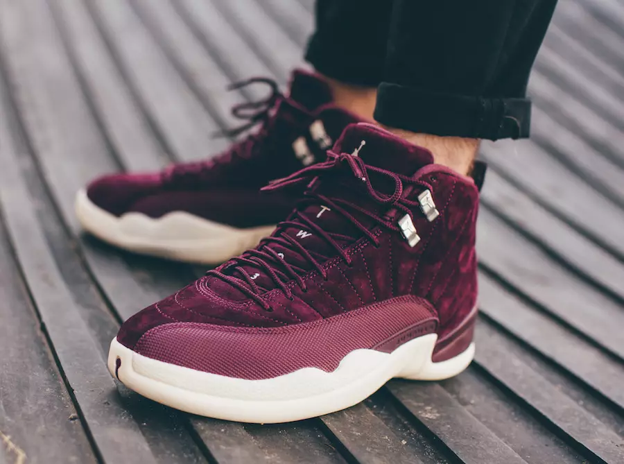 Air Jordan 12 Bordeaux på fötter