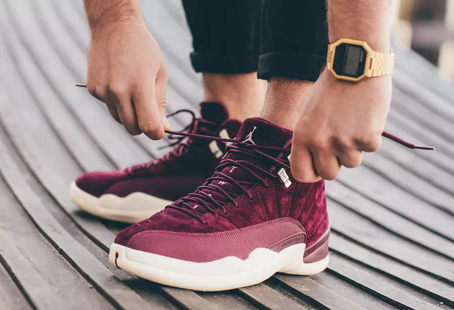 Air Jordan 12 Bordeaux på fötter