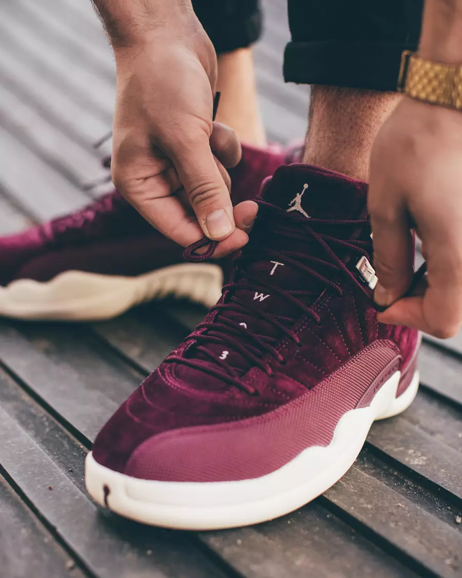 Air Jordan 12 Burdeos En Los Pies