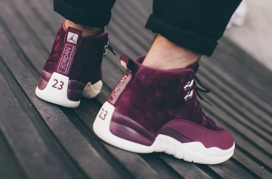 Air Jordan 12 Bordeaux på fötter