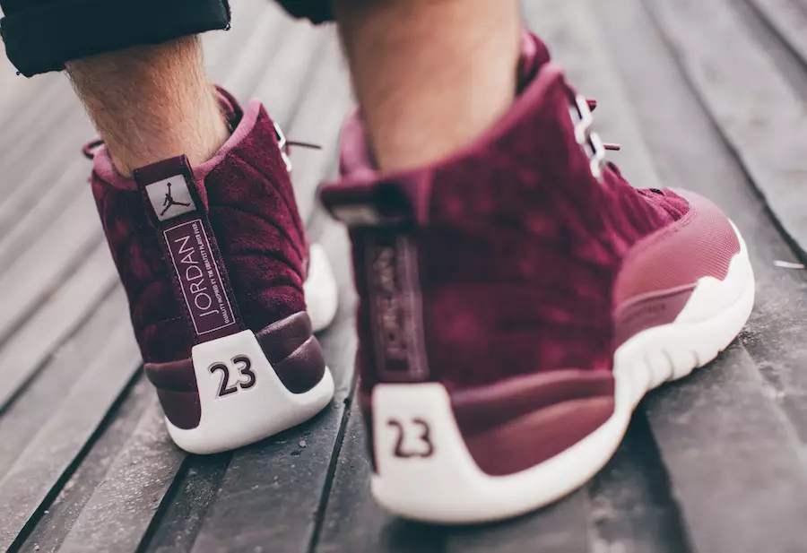 Air Jordan 12 Bordeaux på fötter