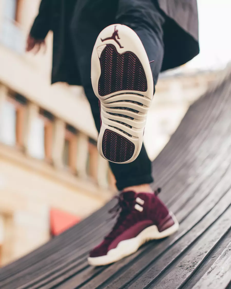 Air Jordan 12 Bordeaux på fötter