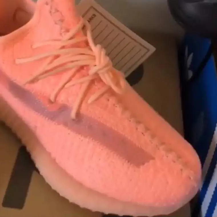 adidas Yeezy Boost 350 V2 փայլում է մուգ նարնջի մեջ