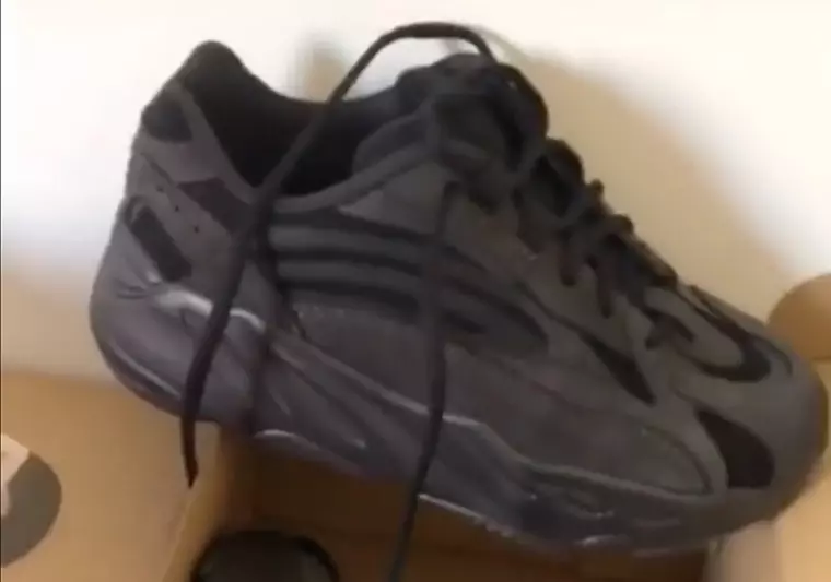 adidas Yeezy Boost 700 V2 Nyeusi