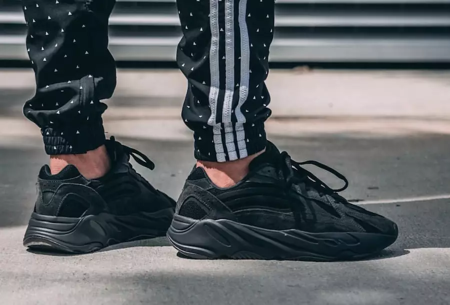 adidas Yeezy Boost 700 V2 Vanta te voet