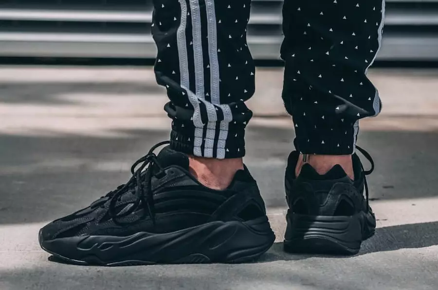 adidas Yeezy Boost 700 V2 Vanta te voet