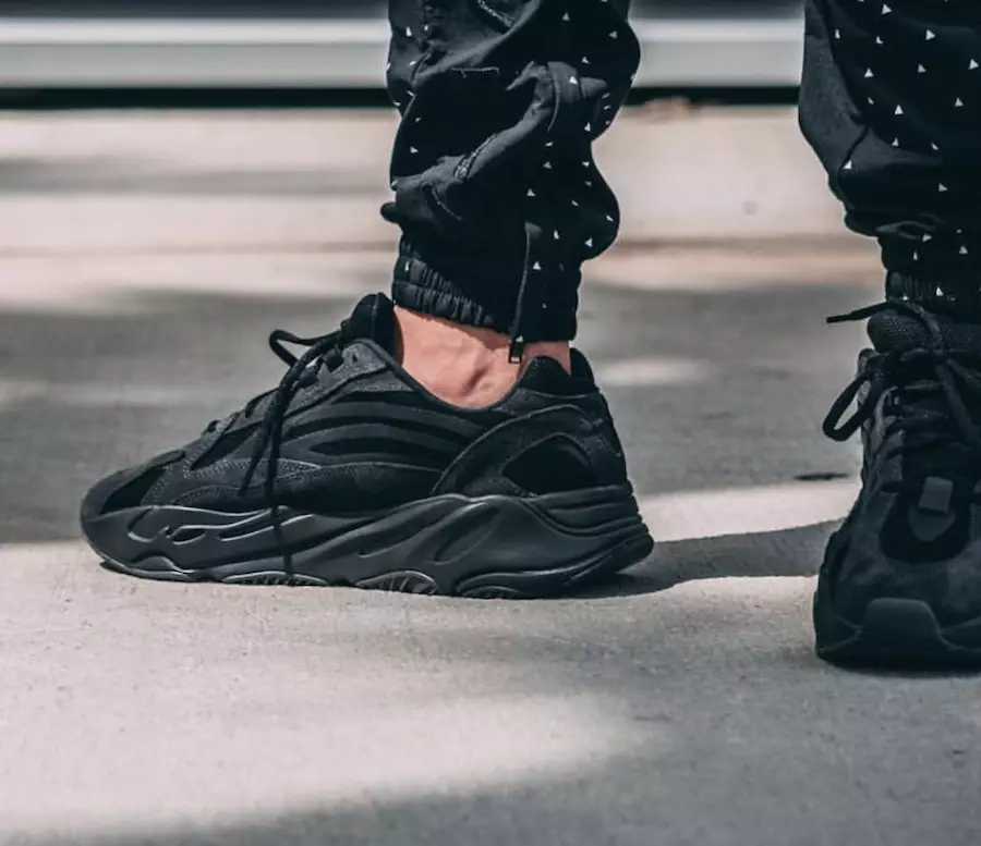 adidas Yeezy Boost 700 V2 Vanta på fot