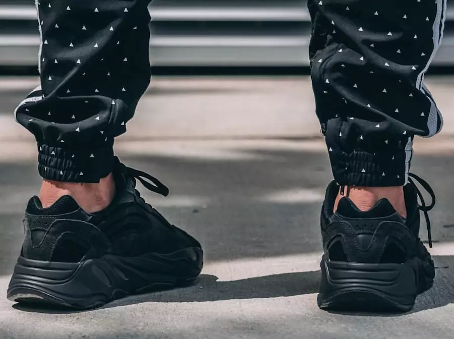 adidas Yeezy Boost 700 V2 Vanta en los pies