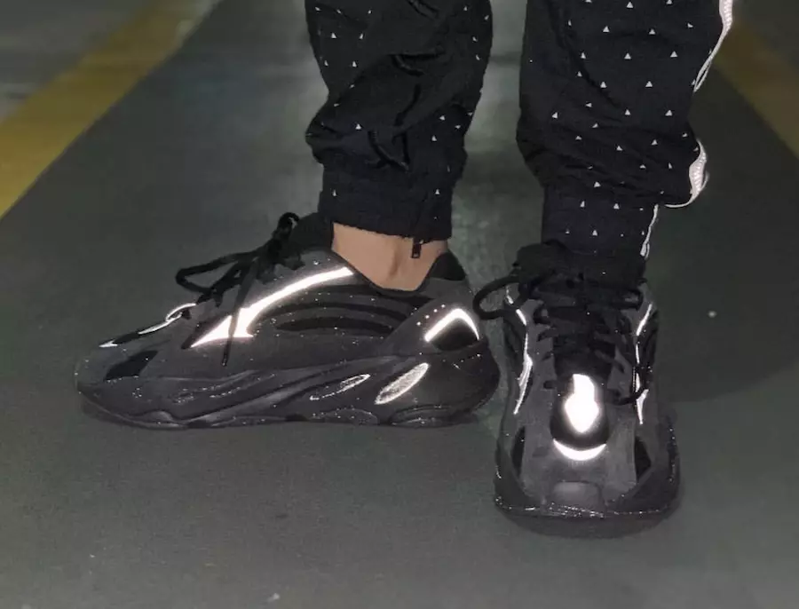 Adidas Yeezy Boost 700 V2 Vanta uz kājām