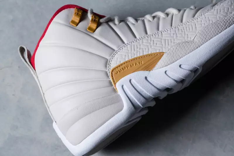 Air Jordan 12 бастаи соли нави чинӣ