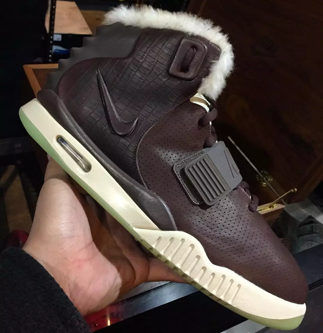 Échantillon de fourrure en cuir Nike Air Yeezy 2 MTV VMA