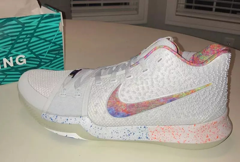 942206-001 EYBL Kyrie 3 côtés