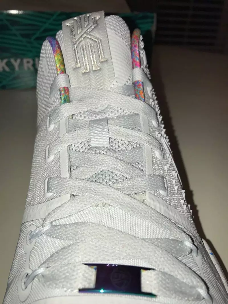 942206-001 EYBL Kyrie 3 Dil